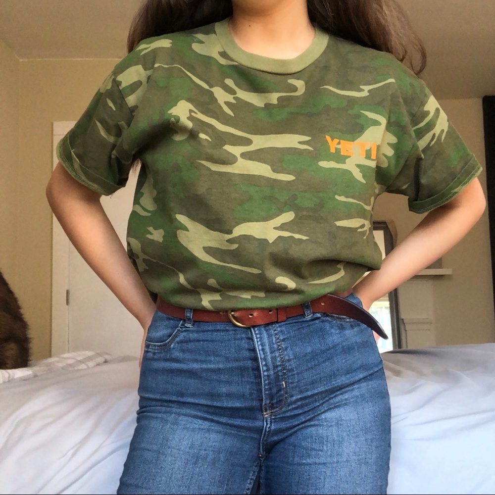 CROPPED CAMO YETI TEE